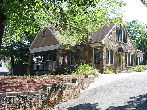 1st image of 228 N Locust Ave