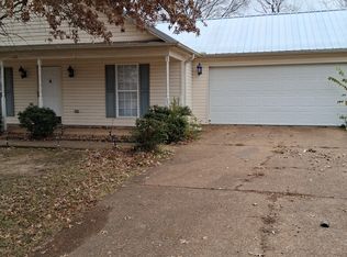 120 Woods Edge Dr, Jackson, TN 38301