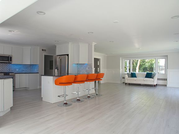 4th image of 86 Lewis Ave