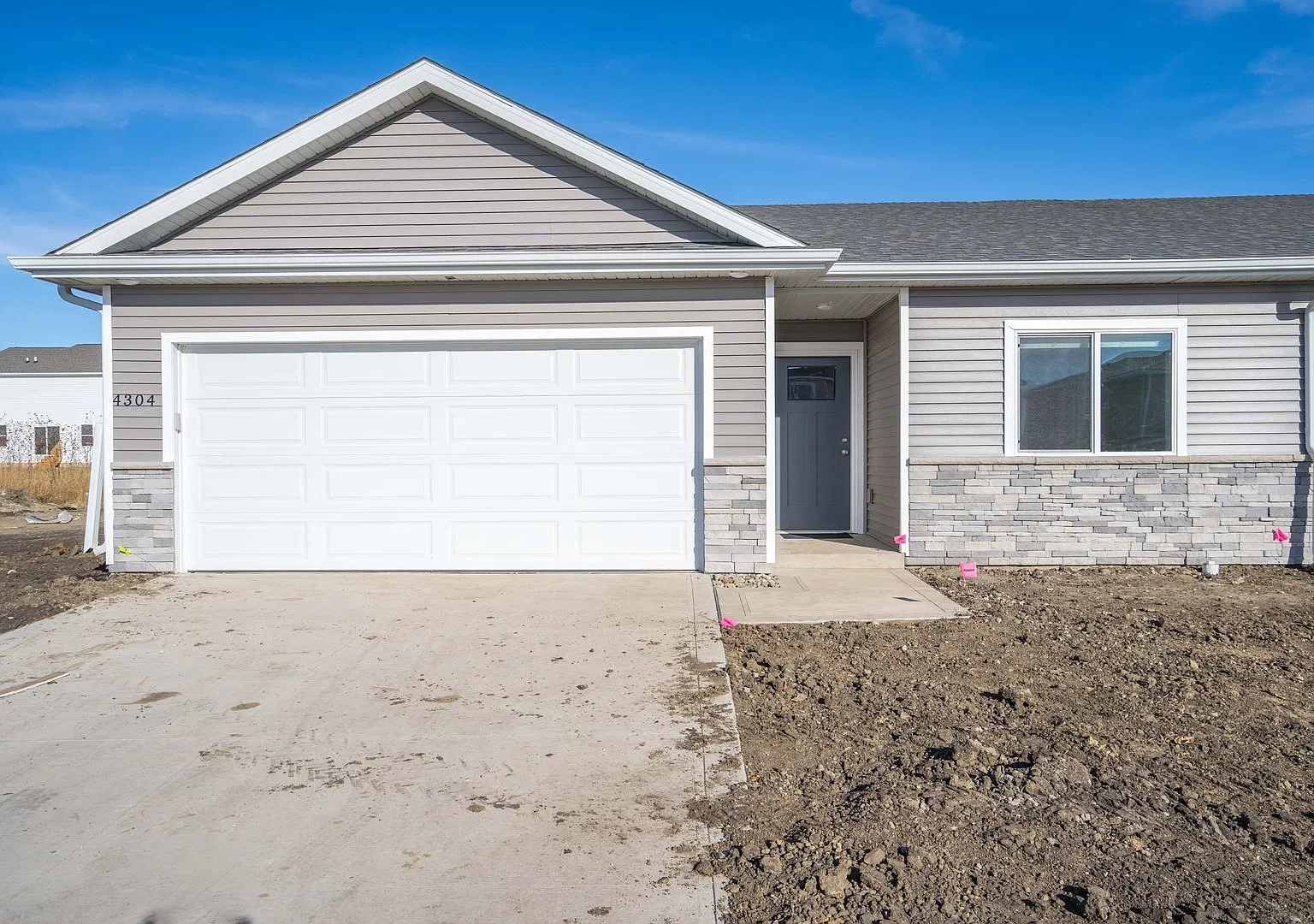 New 3 Bedroom, 2 Bath Ranch Twin Home for Rent! — Photo 1