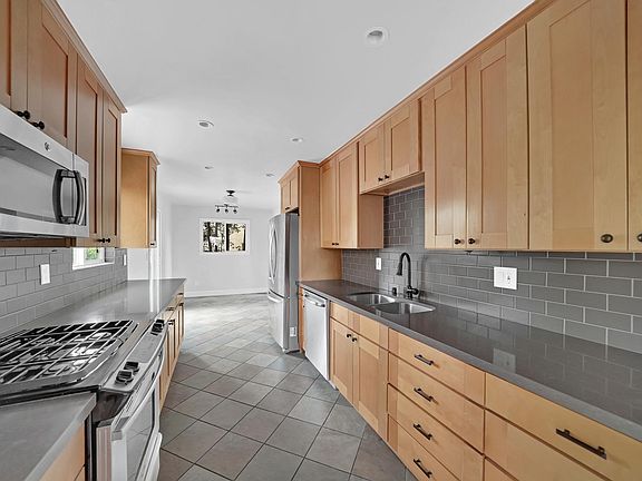 4th image of 2867 Hawthorn St