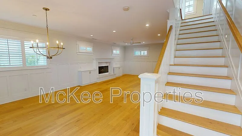 3 bed, 3.0 bath, 1710 sqft, $4,650 — Photo 2