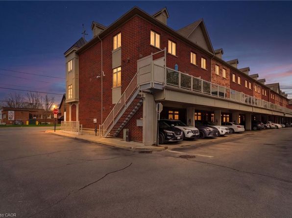 362 Plains Rd E #32, Burlington, ON L7T 0A4