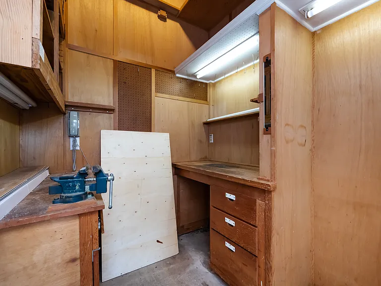 WORKSHOP OUTSIDE CARPORT, PERFECT FOR FIDDELING AROUND OR STORAGE