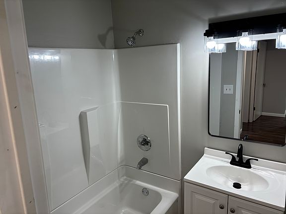 3rd image of 914 Cottonwood St #3