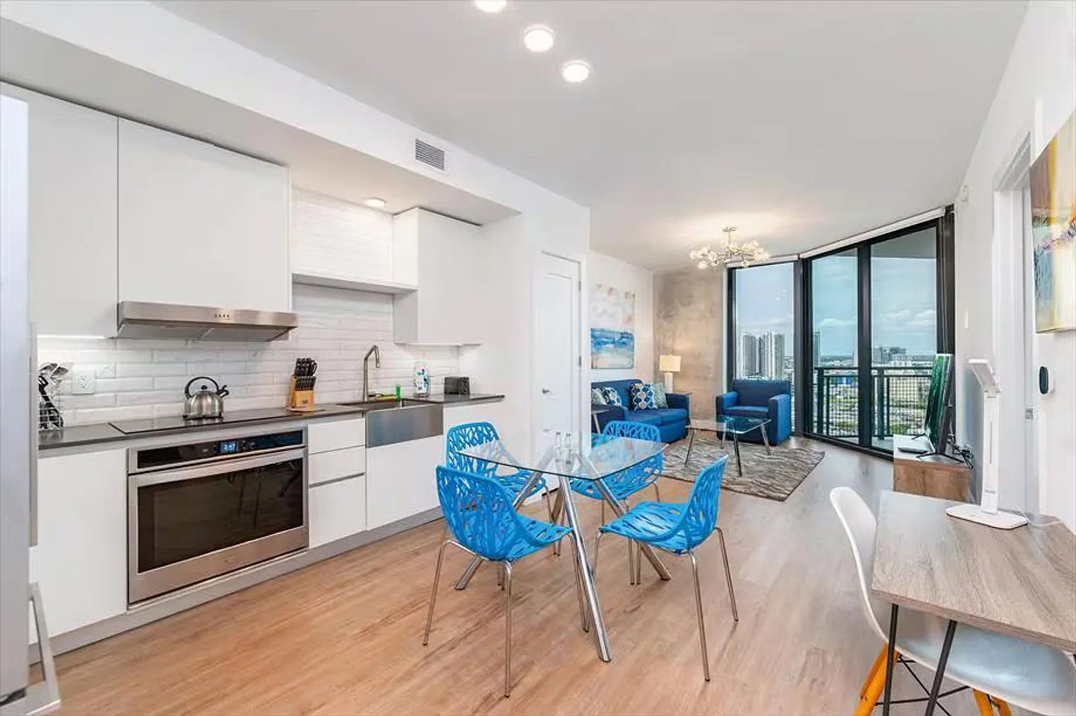 1 bed, 1.0 bath, 731 sqft, $6,678 — Photo 4