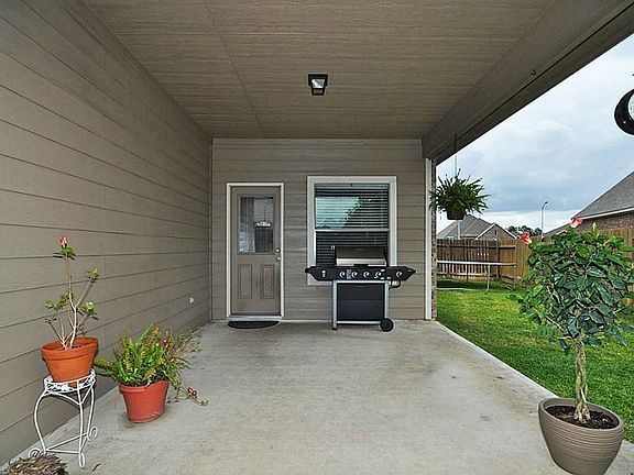 4th image of 806 Harbor Lakes Ln