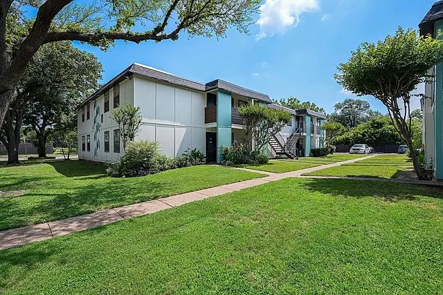 Oak Tree Apartments — Photo 1