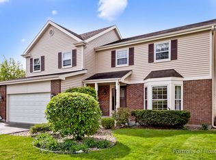 27W045 Chestnut Ln, Winfield, IL 60190