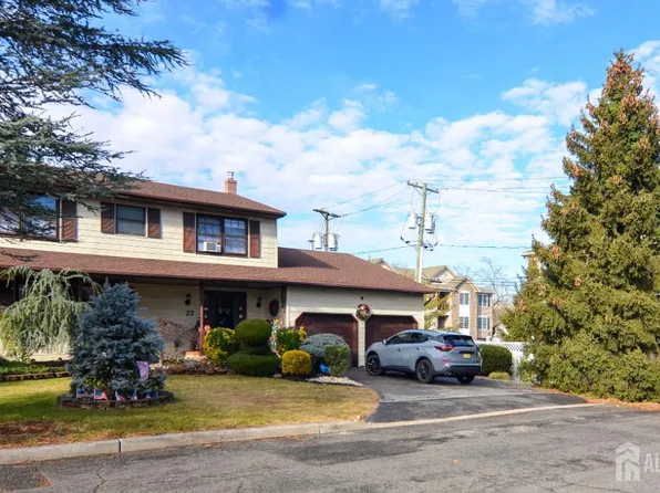27 Henley St, Woodbridge, NJ 07095