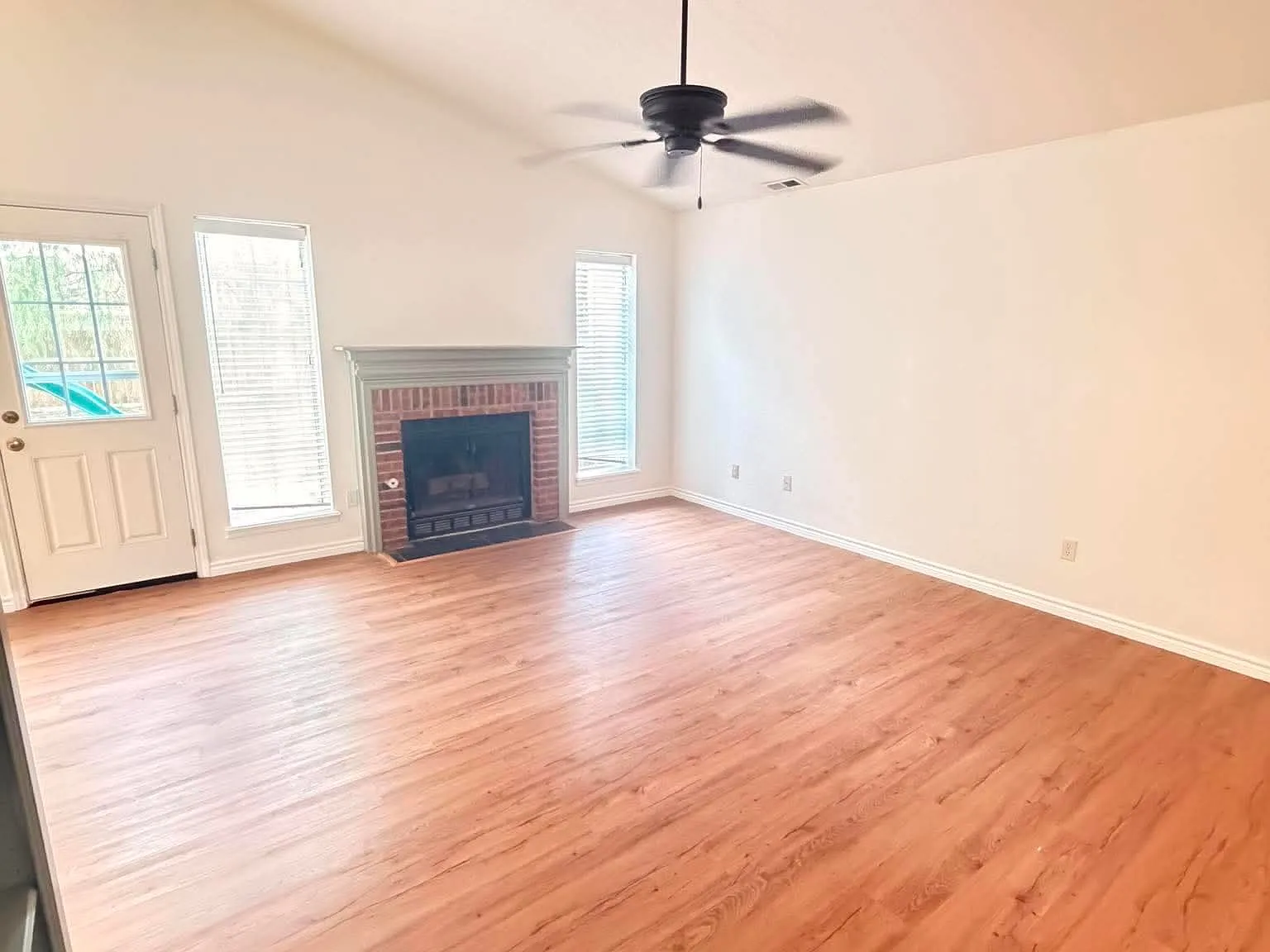 3 bed, 1336 sqft, $1,650 — Photo 2