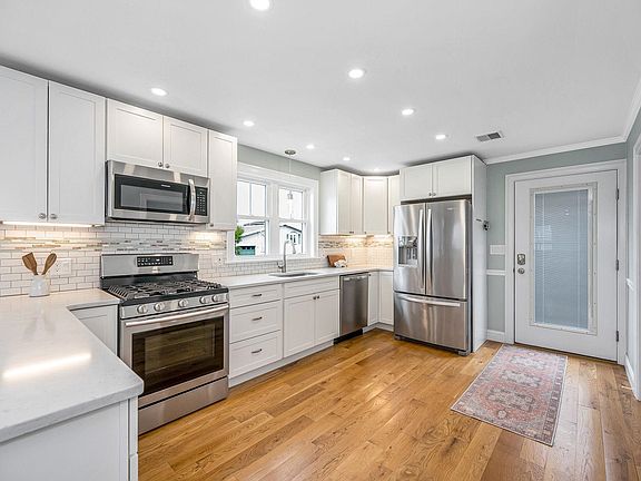 3rd image of 352 Portsmouth Ave