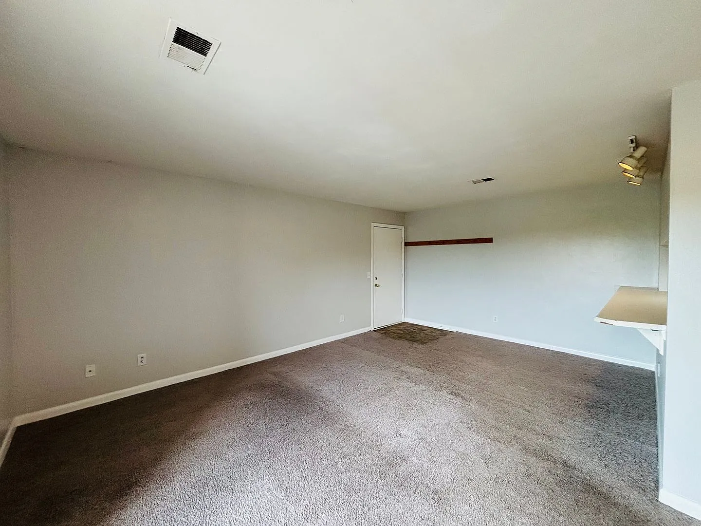 4 Bedroom 2 Bath Condo — Photo 4