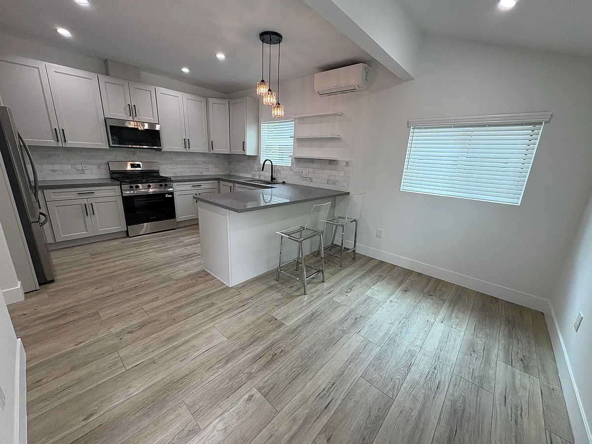 Building Photo - 464 N Westmoreland Ave #1/2