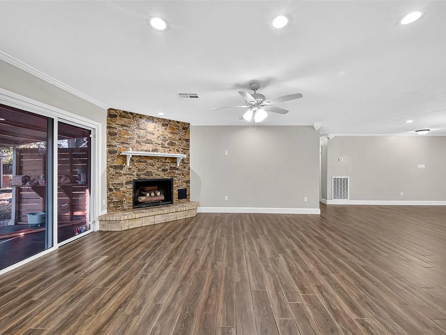 3 bed, 2.0 bath, 1668 sqft, $2,300 — Photo 4