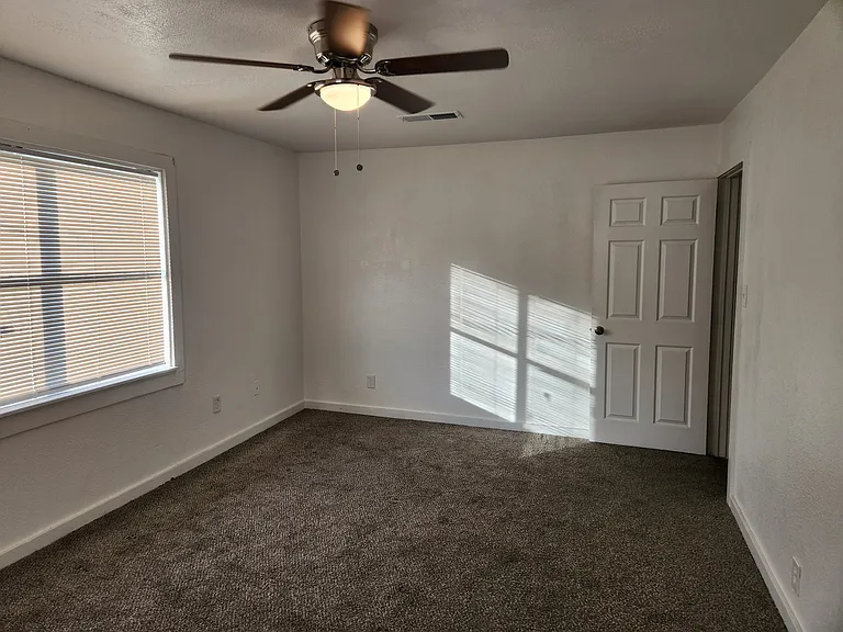 202 Rollins St — Photo 4