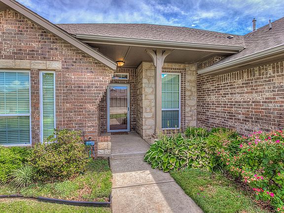 Covered front porch!