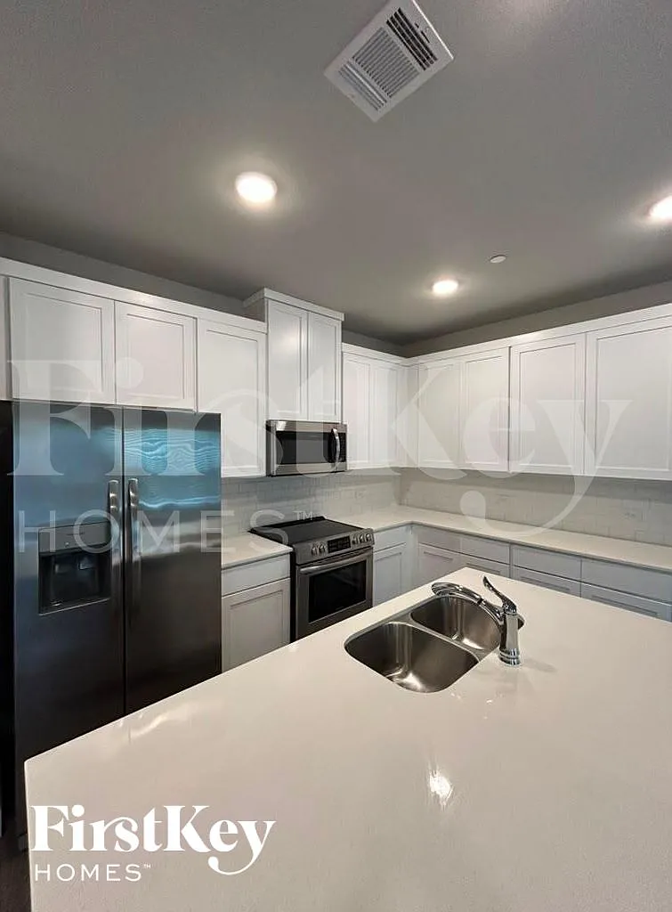 3 bed, 2.5 bath, 1619 sqft, $2,155 — Photo 3