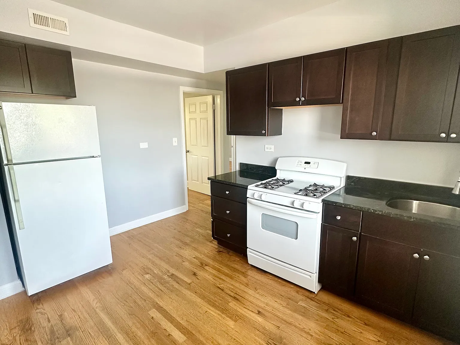 2 bed, $1,400 — Photo 2