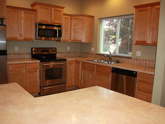 5th image of 1733 Cameron Ct NE