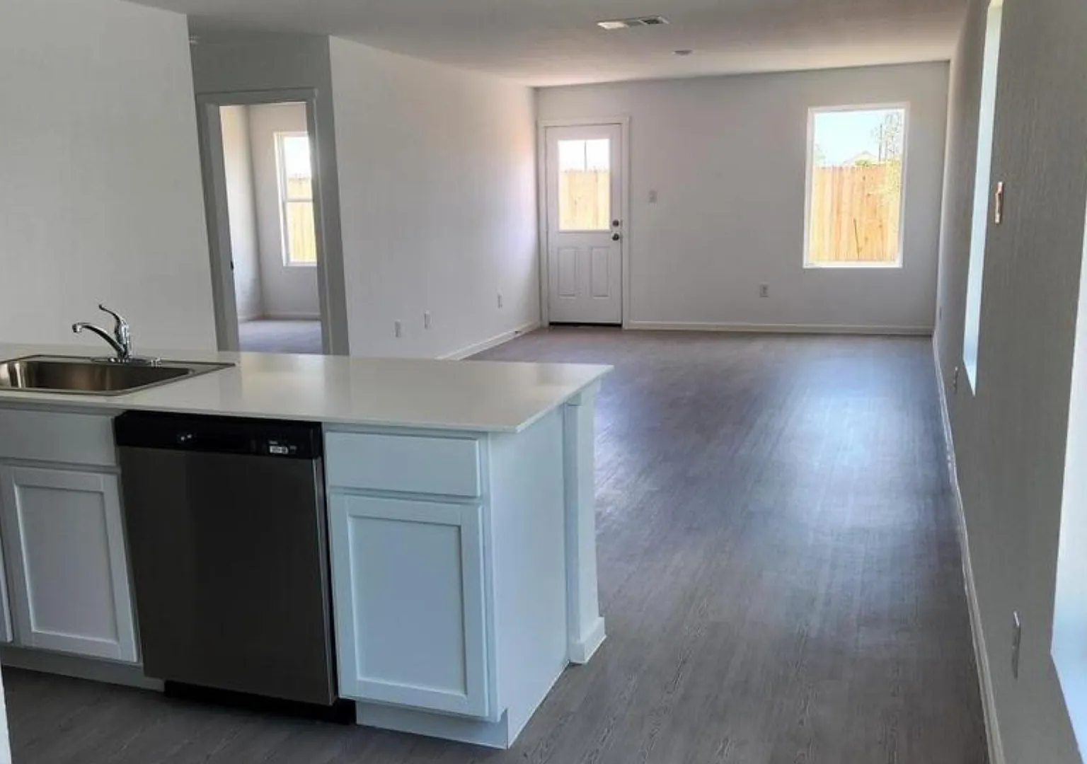 Charming & Modern Single-Story 3-bedroom, 2-bath in Aston Park — Photo 2