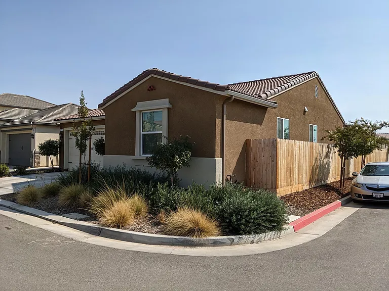 2216 Lombard Ln — Photo 3