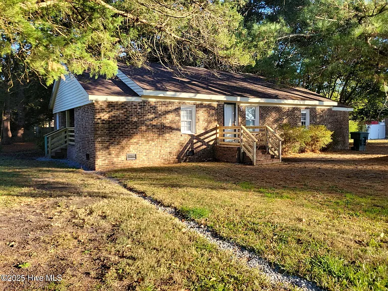 557 Circle Dr — Photo 4