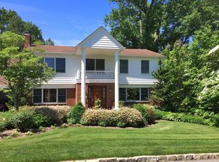 1 Appletree Ln, Roslyn, NY 11576