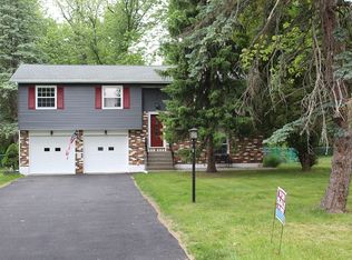 3 Tanners Ln, Rensselaer, NY 12144