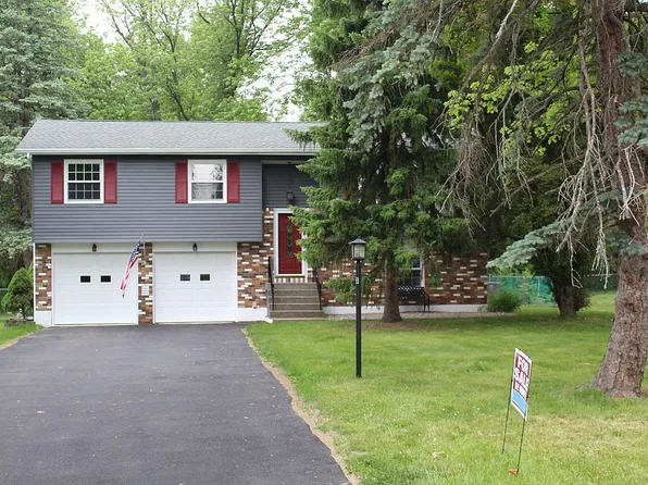 3 Tanners Ln, Rensselaer, NY 12144
