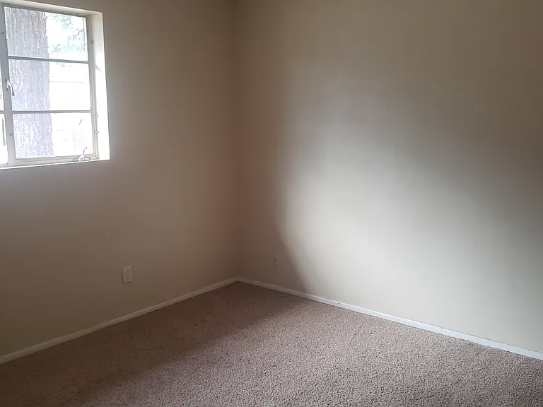 2511 E Lockett Rd — Photo 4