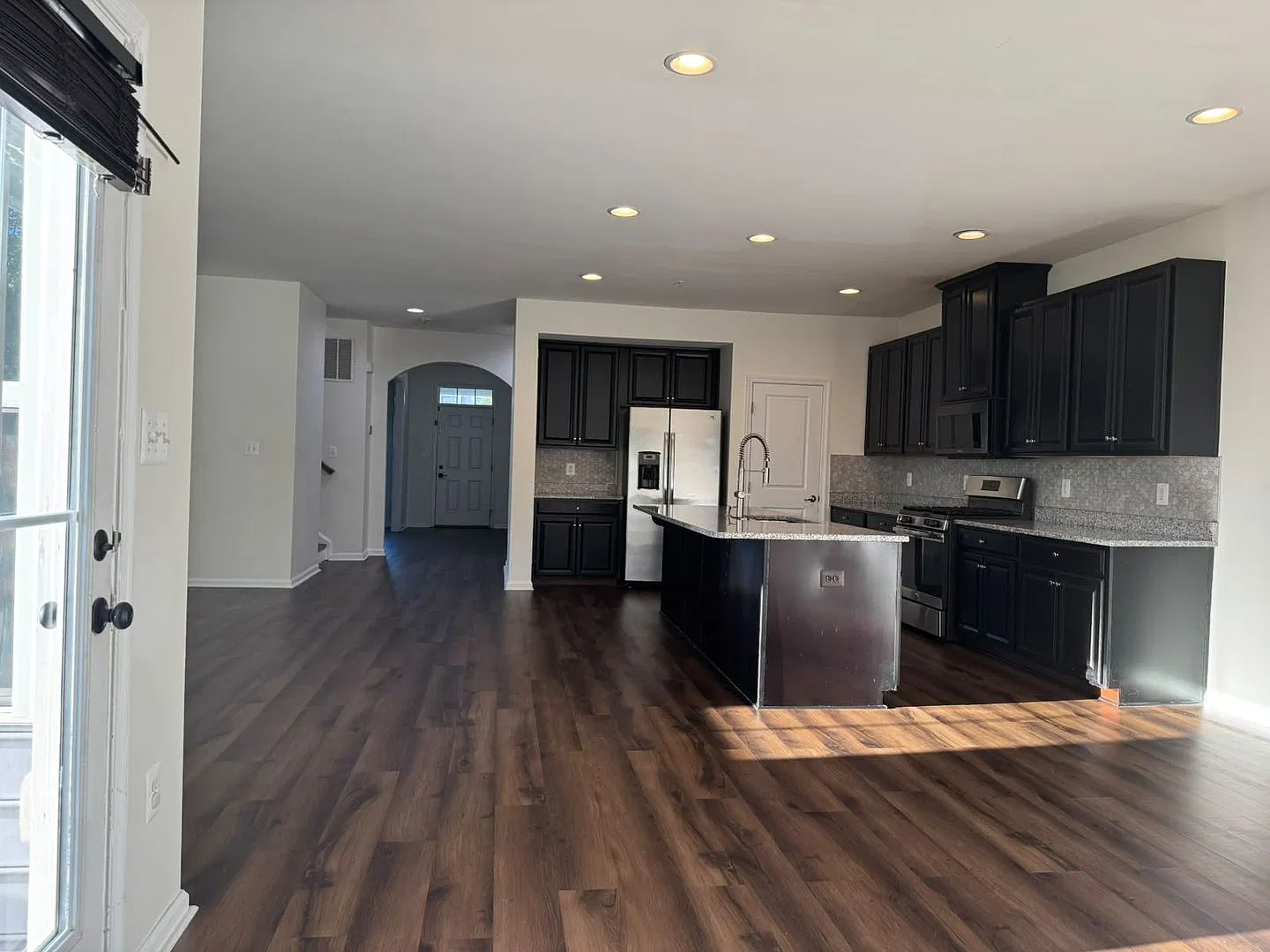 Sf 5 Bed + 4fb Top 2 Levels Only / Bsmt Not Included — Photo 2