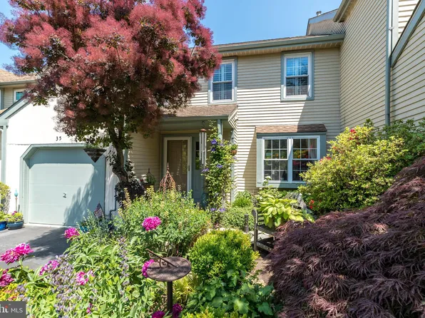 35 Cottonwood St, Newtown, PA 18940