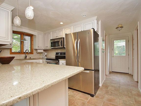 4th image of 214 S Hickory Hill Dr
