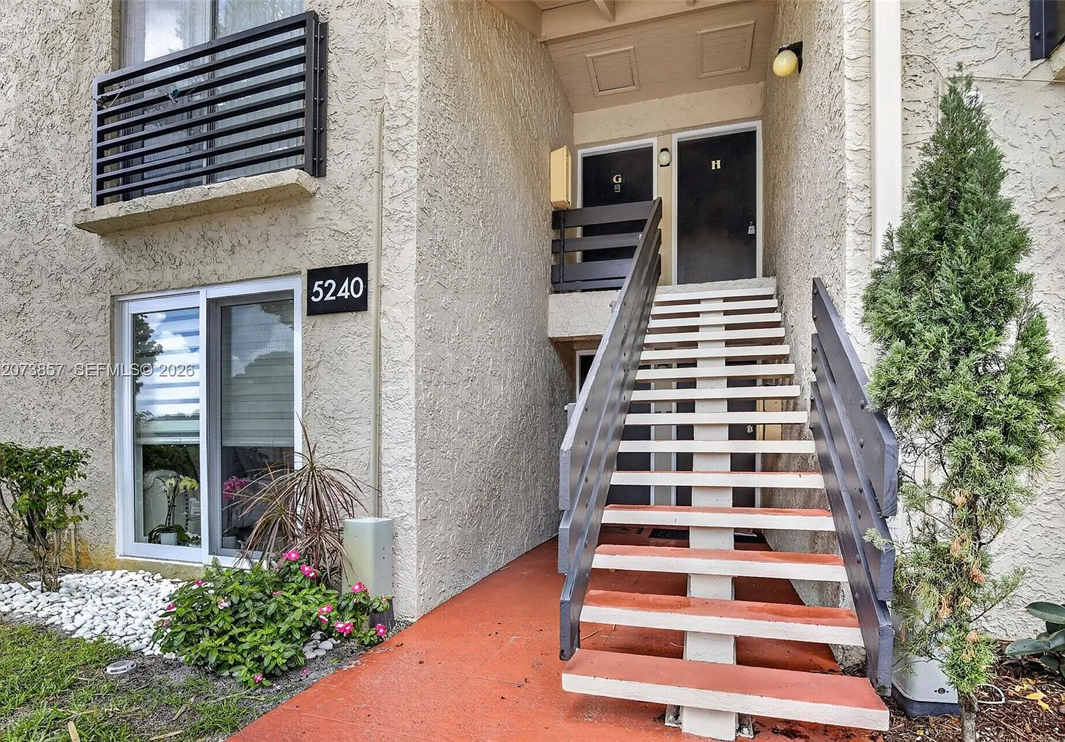 Embarcadero Condo — Photo 1