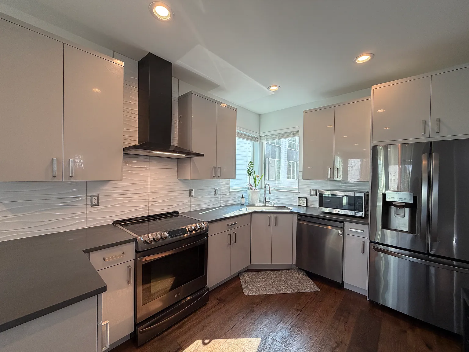 3 bed, 1196 sqft, $3,200 — Photo 3