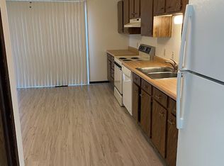 512 Breezy Point Dr #12, Clinton, IA 52732