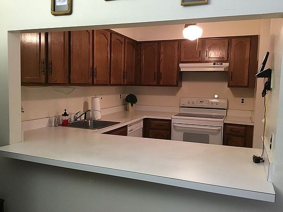 2nd image of 85 Cambridge Dr W