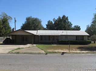103 Jay Dr, Devine, TX 78016