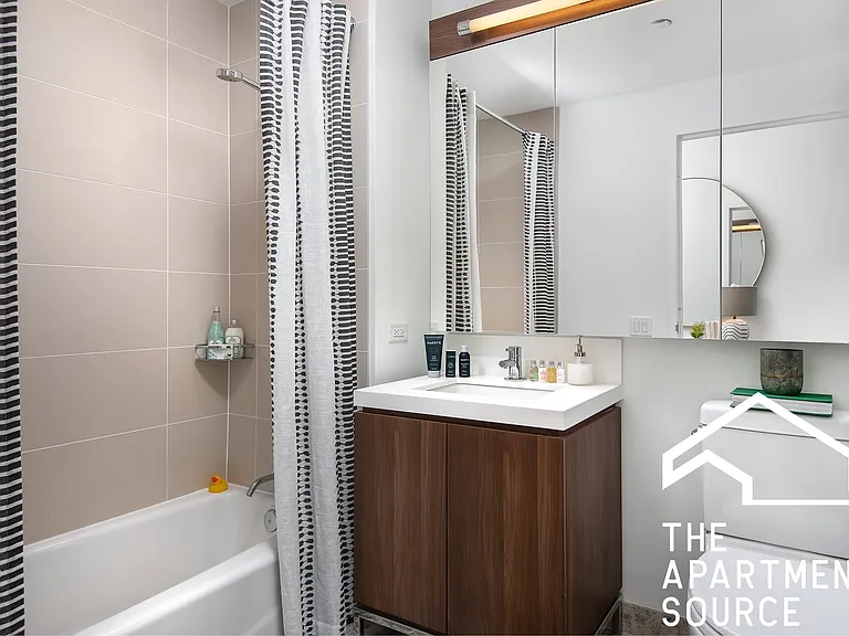111 W Upper Wacker Dr #STUDIO — Photo 26