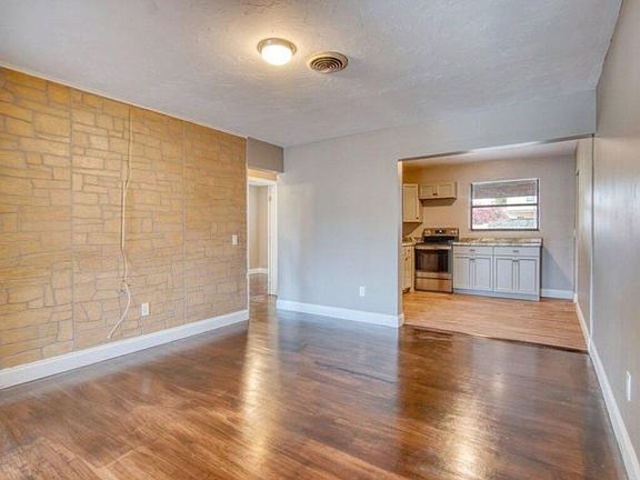 3rd image of 1021 S M St