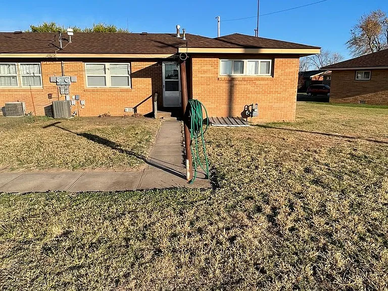 1050-1052 Warner — Photo 11