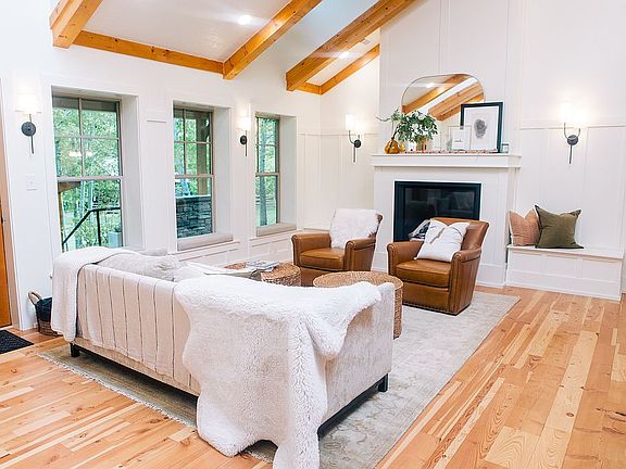 Living Rm w/ vaulted ceiling