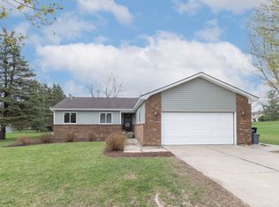670 Vivian Ln, Oxford, MI 48371