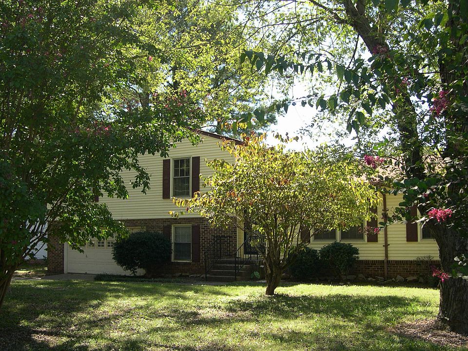 2200 SQUARE FEET PLUS SUNROOM, GARAGE AND WORKSHOP!!