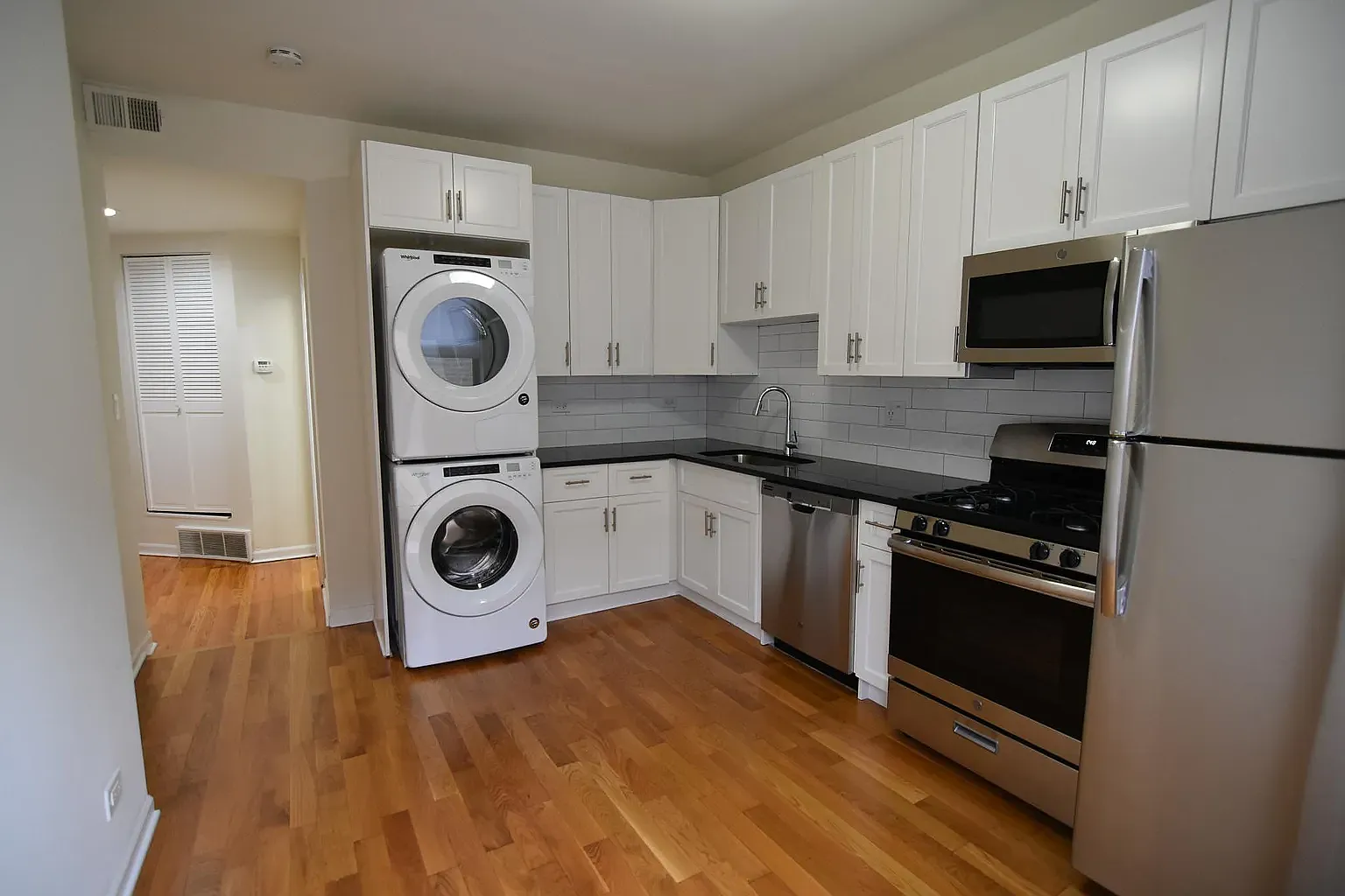 2 bed, 1025 sqft, $2,895 — Photo 3