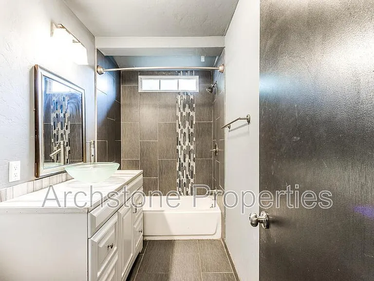 608 Holoway Dr — Photo 24