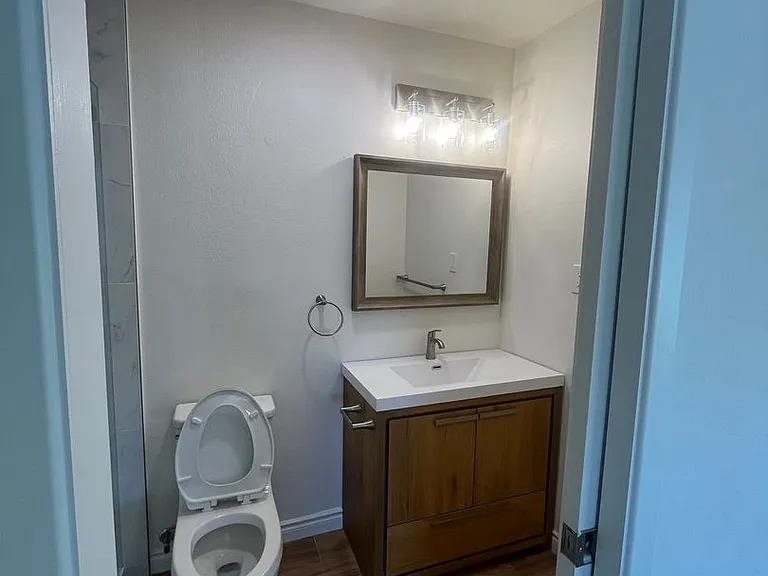 200 S Mariposa Ave — Photo 7