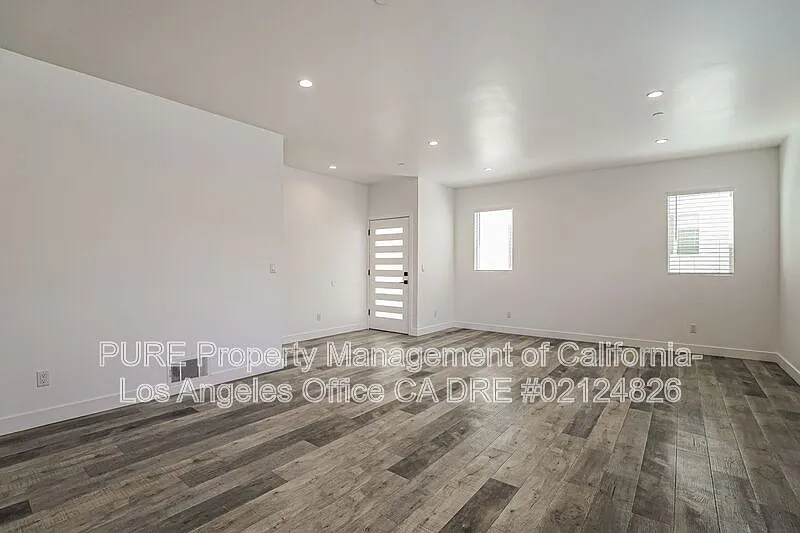 Building Photo - 1342 N Kenmore Ave