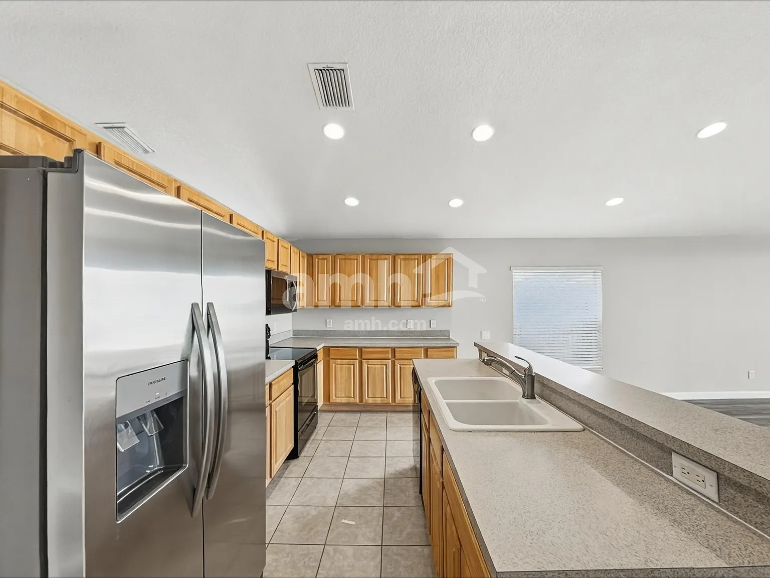 3 bed, 2.0 bath, 1814 sqft, $2,335 — Photo 3